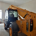 ładowarka teleskopowa JCB 537-135 z platformą roboczą i system zdalnie sterującym